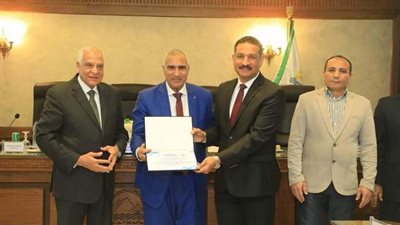 راشد يكرم مدير تعليم الجيزة للمشاركة في توعيةالطلاب بترشيد المياه