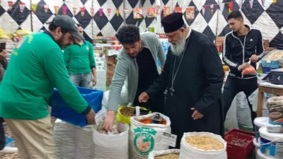 راعى كنيسة الكاثوليك بالغردقة يجهز شنط رمضان لتوزيعها على الأسر