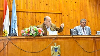 محافظ أسيوط يعقد اجتماعًا لمتابعة منظومة تقنين أراضي الدولة