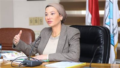 وزيرة البيئة: لجنة لمعاينة التلوث الزيتى بشاطئ السوايسة