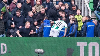 لاعب يستنجد بالشرطة بعد هجوم مشجعين.. فيديو