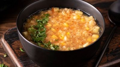 طريقة عمل شوربة العدس مع الذرة