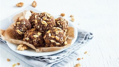 حلوى سريعة لتحضيرها في عيد الأم.. كرات الشوفان بالعسل