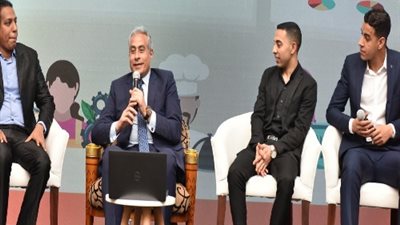 وزير القوى العاملة يحاور خريجي برنامج التدريب المهني