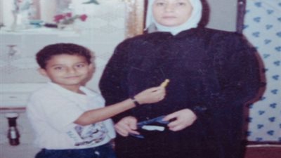 اعملها تمثال.. إسلام حافظ يحتفل بعيد الأم بصورة من أيام الطفولة