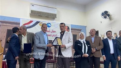 وكيل وزارة التعليم بقنا يكرم اوائل الطلبه بالتعاون مع حزب مستقبل