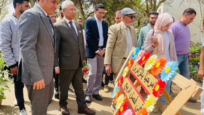 فرحات يفتتح معرض زهور الربيع بالمشتل التعليمي لكلية الزراعة