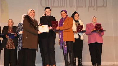 الثقافة تكرم هند جوزيف عضو شيوخ أسيوط