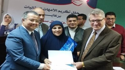 تكريم الأمهات المثاليات بمستشفيات بنها الجامعية