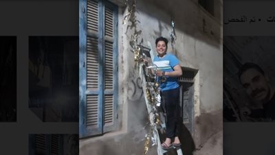 أقباط الأقصر يعلقون زينة رمضان بشوارع مدينة أرمنت الحيط