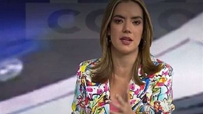 خلال برنامج على الهواء.. مذيعة تسقط على الأرض |فيديو