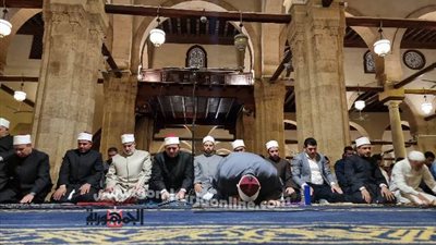 رُكعًا سجدًا.. آلاف المصلين يؤدون العشاء والتراويح بالجامع الأزهر