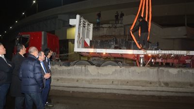 محافظ القليوبية يُتابع ميدانياً أعمال رفع وتركيب كوبري 