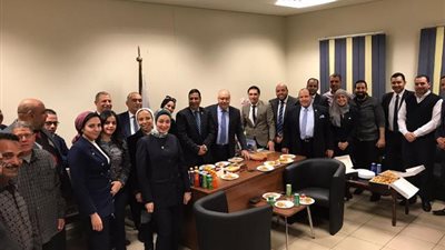 مظاهرة حب من العاملين بجمارك مطار القاهرة لرئيس الإدارة المركزية
