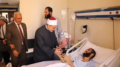 الإمام الأكبر يوجه جامعة الأزهر بتكفل نفقات علاج الدكتور وهبة