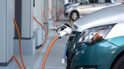 العربية للتصنيع: بحث توطين تكنولوجيا إنتاج سيارة كهربائية عربية
