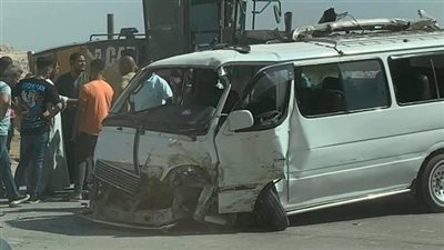 إصابة 2 في تصادم سيارة نصف نقل مع ميكروباص بالسويس