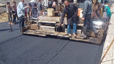 محافظ بني سويف يتابع تنفيذ خطة رصف الطرق والشوارع