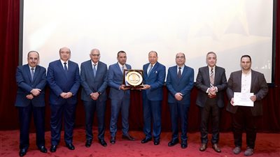 جامعة المنصورة تكرم الكليات والفرق الفائزة بجوائز التميز الحكومى