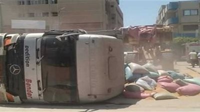 انقلاب سيارة نقل محملة بالقمح فى الجيزة