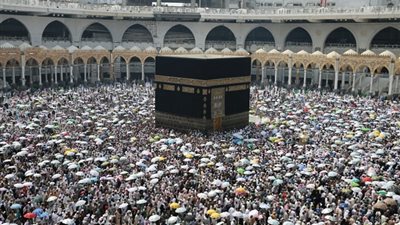 الافتاء توضح حكم تغطية المرأة وجهها بالكمامة وهي محرمة