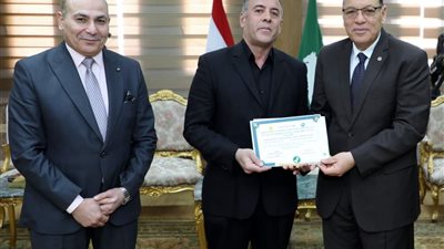 محافظ الشرقية يكرم الأطباء البيطريين