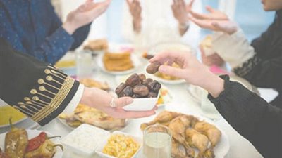 لا تلتفتوا للمشككين في موعد إفطار الصائمين