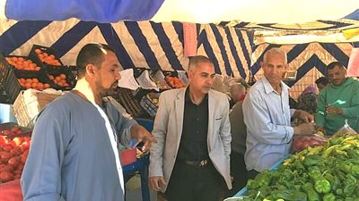 رئيس مركز الداخلة يتفقد أسواق للتأكد من توافر الخضر بأسعار مخفضة