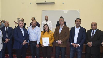 يسلم عقود المرحلة الأولى للوحدات الصناعية للمستفيدين بالفيوم