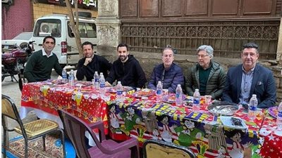 فيتوريا يشارك اصداقائه الافطار فى رمضان فى وسط القاهرة