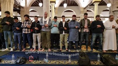 في الليلة العاشرة.. آلاف المصلين يؤدون العشاء والتراويح في الأزهر