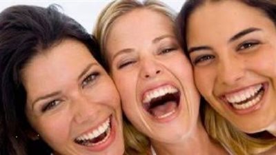 في اليوم العالمي.. طبيب:الضحك ينشط 80 عضلة فى الجسم