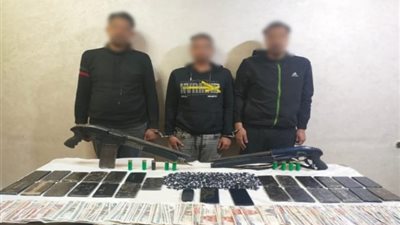 أسلحة نارية وذخائر و 