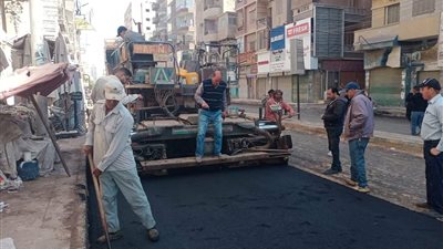 بدء أعمال الرصف لشارع العرفانى بمدينة ملوى