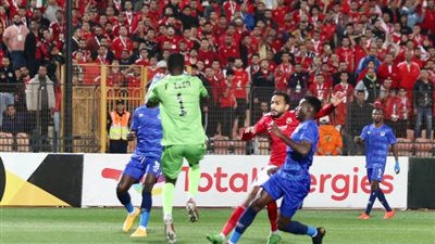 حسين الشحات يعزز فوز الأهلى بالهدف الثالث امام الهلال
