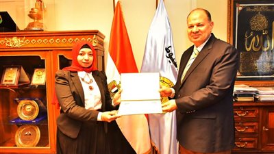 محافظ أسيوط يكرم الدكتورة 