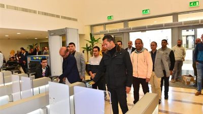 وزير الطيران المدني يباشر سير العمل من مقر الوزارة بالعاصمة
