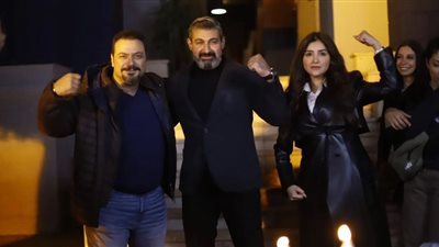 أسرة علاقة مشروعة ترفع شعار فركش وصناع المسلسل يحتفلون بنجاحه