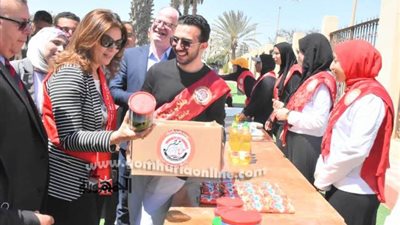 رئيس جامعة السادات تشارك أسرة طلاب من أجل مصر تجهيز كرتونة الخير