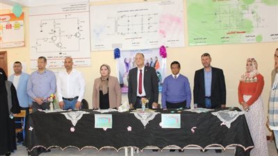 مدير تعليم الإسماعيلية يشيد بمشروعات طالبات المدرسة الكهربية