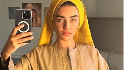 على طريقة روجينا.. هبة الأباصيري ترتدي ثوب الرجال كـ
