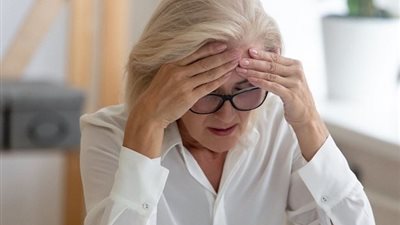 دراسة حديثة: انقطاع الطمث المبكر يزيد من خطر ألزهايمر