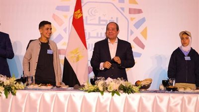 بالصور.. الرئيس السيسي في إفطار الأسرة المصرية بحي الأسمرات