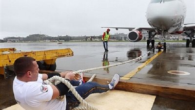 رياضي يسجّل رقما قياسيا في تحريك طائرة بوزن 32 طناً يدوياً|فيديو