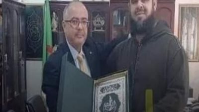 مدير الشؤون الدينية بالجزائر يكرم الإمام وليد مهساس صاحب واقعة 
