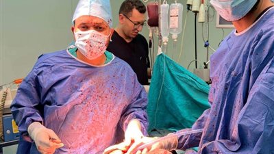 جراحة نادرة بطوارئ المنصورة لمصاب بطعنه نافذه بالقلب