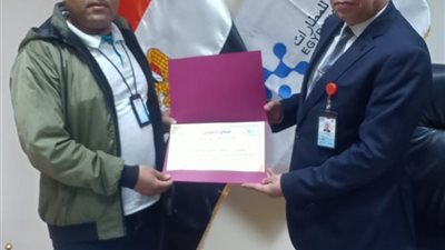 تكريم العامل الأمين بمطار أسيوط