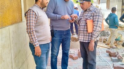تركيب بلاط الانترلوك بالشوارع الضيقة في أسيوط