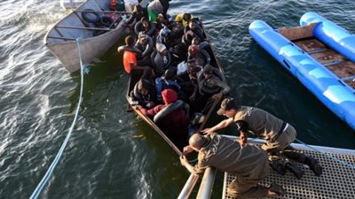 قتلى وفقدان مهاجرين بعد غرق قاربين قبالة تونس