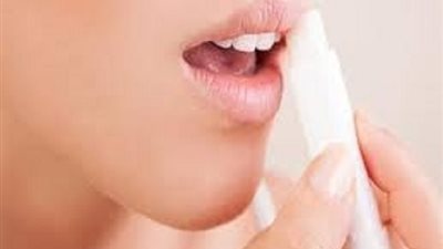 حكم وضع مرطب الشفاه أثناء الصيام